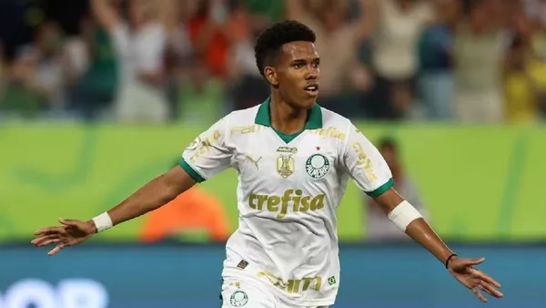Estêvão comemora gol pelo Palmeiras