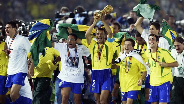 Estrela do penta em 2002 sofre com críticas na Europa