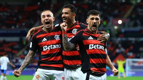 Everton Cebolinha, Danilo e Arrascaeta em partida pelo Flamengo. Foto: REUTERS/Thaier Al-Sudani