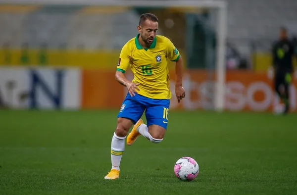 Everton Ribeiro vive momentos bem diferentes na carreira