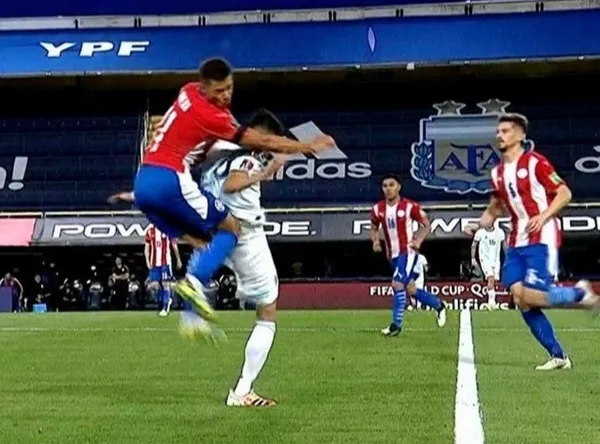 Exequiel Palacios não finalizou a partida entre Argentina e Paraguai, pelas Eliminatórias Qatar 2022, devido a um chute nas costas que resultou em fratura ósse