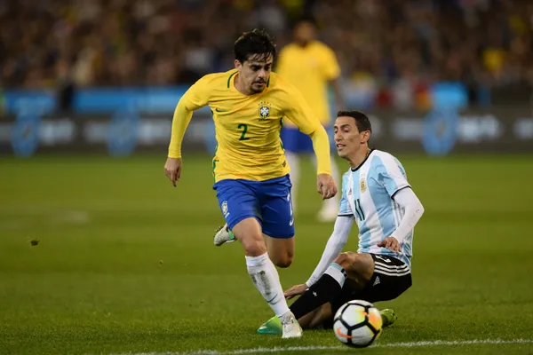 Fagner quer convencer Tite de que é o melhor da posição mais uma vez