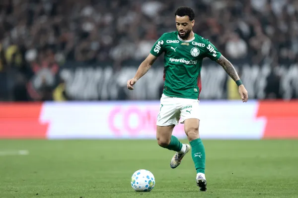 Felipe Anderson em partida pelo Palmeiras. Foto: Ettore Chiereguini/AGIF