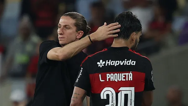 Filipe Luis e Paquetá durante jogo do Flamengo. Foto: Getty Images