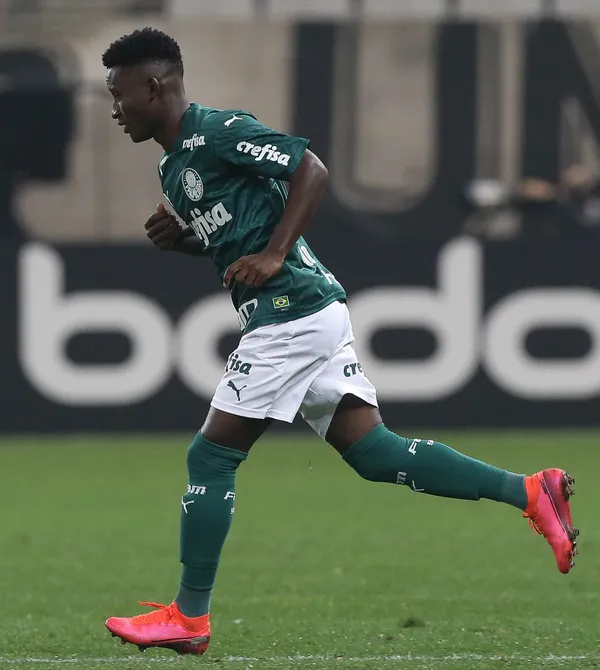 Fora dos planos de Abel Ferreira, Palmeiras busca destino para Iván Angulo.