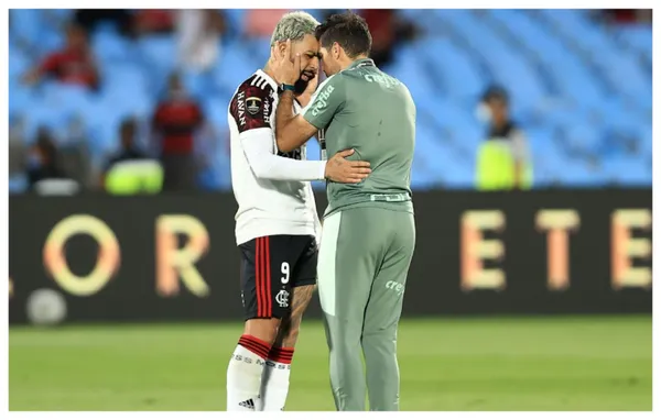 Gabigol com a camisa do Flamengo e Abel Ferreira com a camisa do Palmeiras