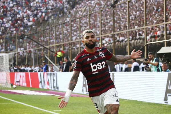 Gabigol ostenta seu bom futebol e um novo carro de luxo