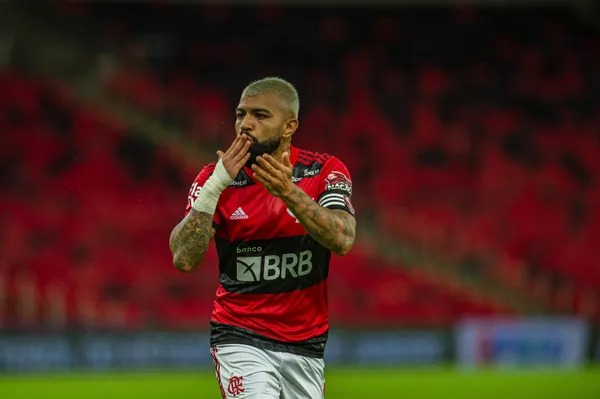 Gabriel Barbosa e Michael brigaram em campo