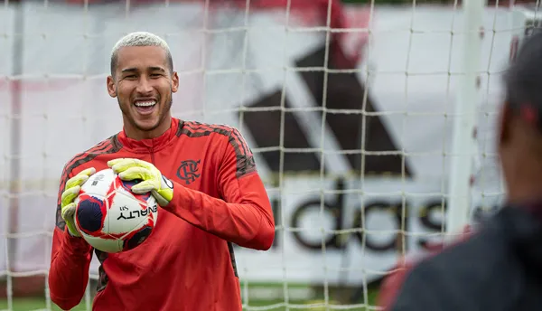 Gabriel Batista deixou Hugo Souza para trás no Flamengo