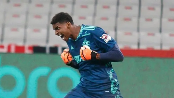 Goleiro é titular com a ausência de Diego Alves, lesionado