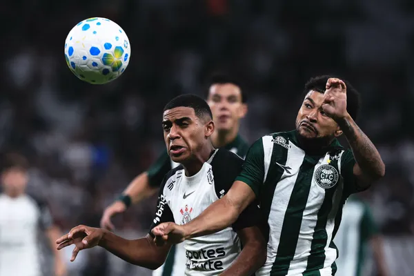 Gui Negão jogador do Corinthians disputa lance com Lucas Ronier jogador do Coritiba durante partida no estádio Arena Corinthians pelo campeonato Brasileiro A 2026. Foto: Ettore Chiereguini/AGIF