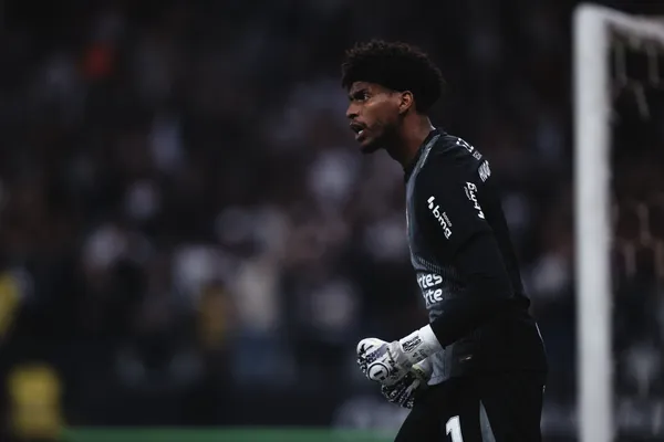 Hugo Souza em ação pelo Corinthians