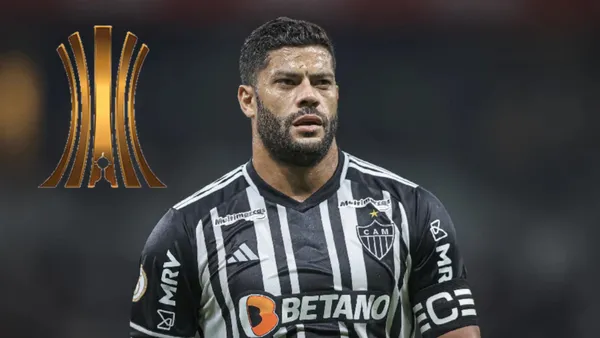 Hulk em ação pelo Galo ao lado do emblema oficial da Copa Libertadores