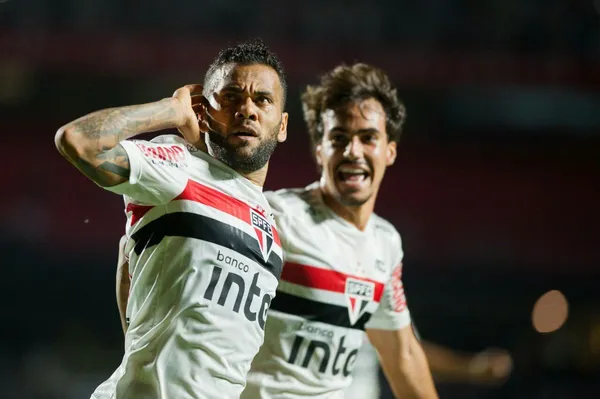 Igor Gomes sofre por culpa de Daniel Alves