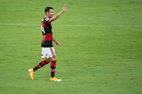 Isla está por um triz no Flamengo