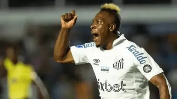 Jhojan Julio em ação pelo Santos