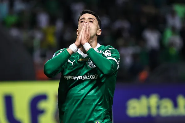 Joaquin Piquerez, jogador do Palmeiras, lamenta durante partida contra o Santos no estádio Arena Allianz Parque pelo campeonato Brasileiro A 2025. Foto: Fabio Giannelli/AGIF