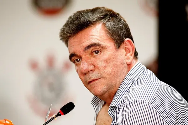 Jogador colombiano disparou sobre o atual mandatário do Timão