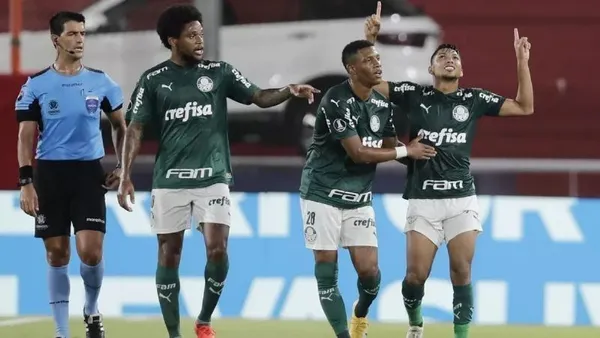 Jogador comemorou assim o gol de Rony contra o River Plate