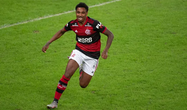 Jogador deixou o Flamengo após 4 anos para jogar no futebol árabe