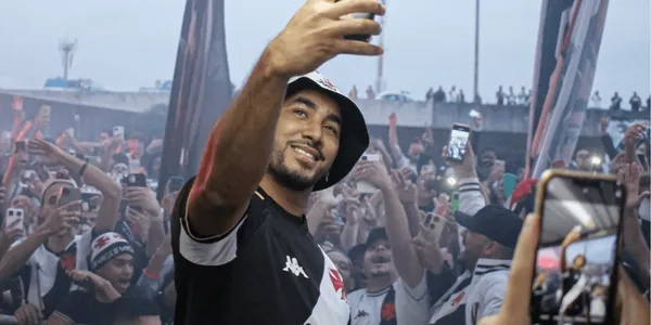 Jogador desembarcou nesta manhã e foi recebido pela torcida do Vasco