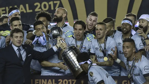 Jogador levantou a Libertadores pelo Grêmio, mas está prestes a deixar os campos
