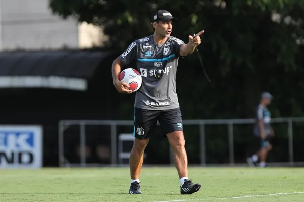 Jogador não sabe se continuará no clube após demissão de treinador