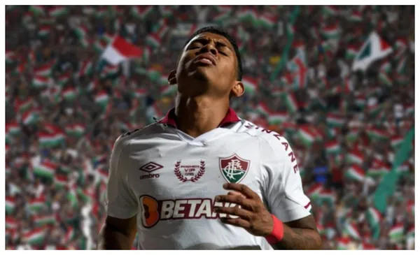 John Keneddy triste com a camisa do Fluminense