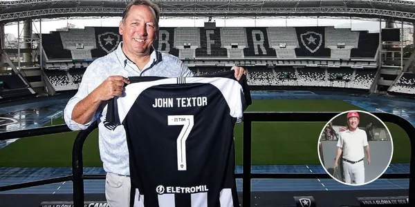 John textor posa com a camisa do Botafogo no Nilton Santos