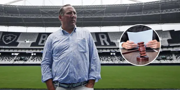 John Textor posa para foto no estádio Nilton Santos, casa do Botafogo