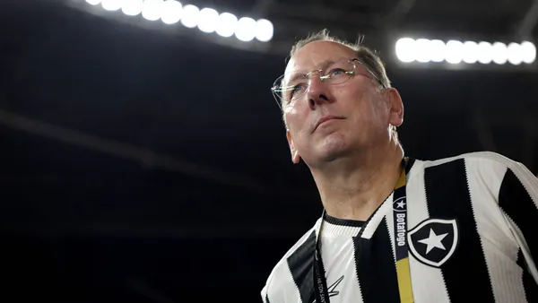 John Textor vai trazer novo zagueiro