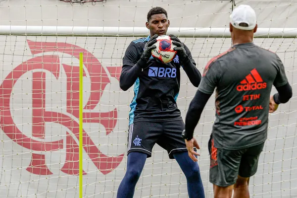 Jovem goleiro acumula mais uma polêmica extracampo
