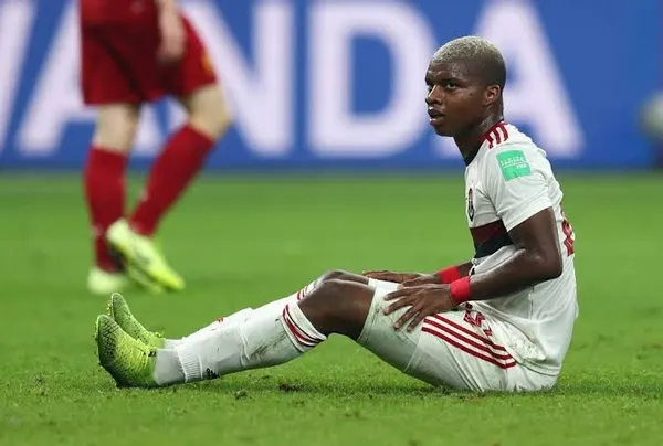 JovemJovem atacante é muito criticado por parte dos torcedores