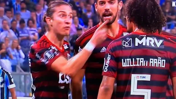 Lateral esquerdo não perdeu a oportunidade de cobrar o aniversariante