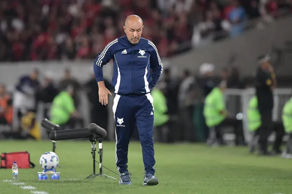 Leonardo Jardim técnico do Cruzeiro durante partida contra o Flamengo no estádio Maracanã pelo campeonato Brasileiro A 2025. Foto: Thiago Ribeiro/AGIF