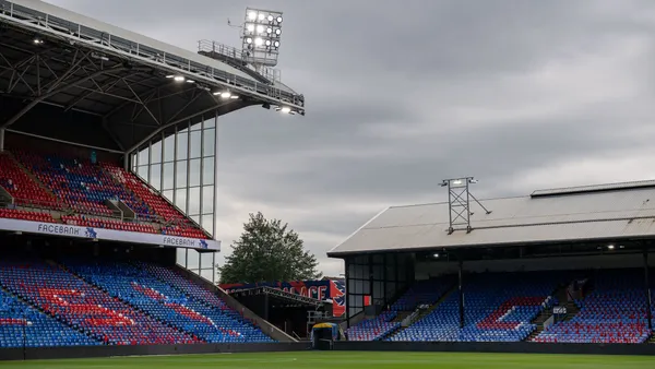 Líder da Premier League entra em campo nesta segunda-feira
