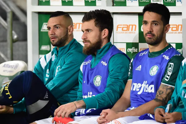 Lucas Lima é visto em balada clandestina e é cobrado por integrantes da maior organizada do Palmeiras.