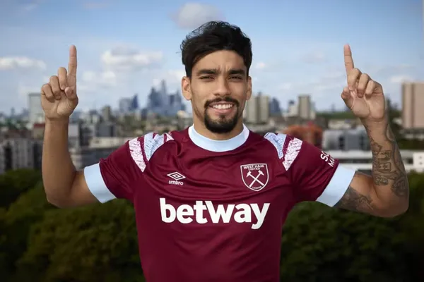Lucas Paquetá, alvo do Flamengo, com a camisa do West Ham