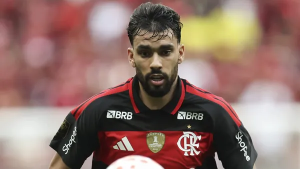 Lucas Paquetá em partida pelo Flamengo. Foto: Mateus Bonomi/AGIF