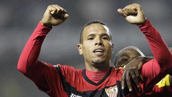 Luis Fabiano, con el equipo médico que le ha tratado en un hospital de Sao Paulo