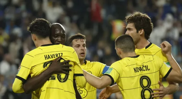 Lukaku aproveita falha da defesa e marca o gol da vitória dos Blues