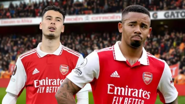 Martinelli e Gabriel Jesus com a camisa do Arsenal