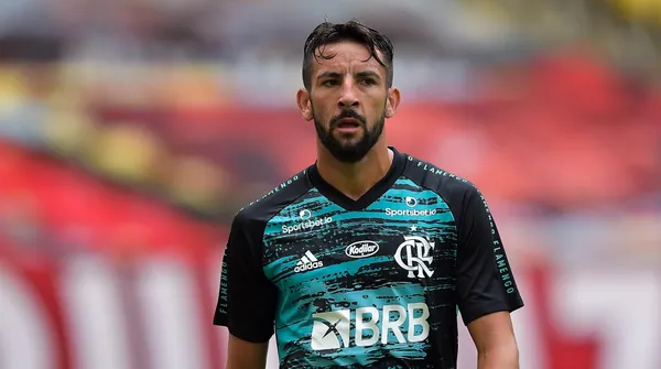 Maurício Isla vive a pior fase no Flamengo e pode sair da equipe em breve