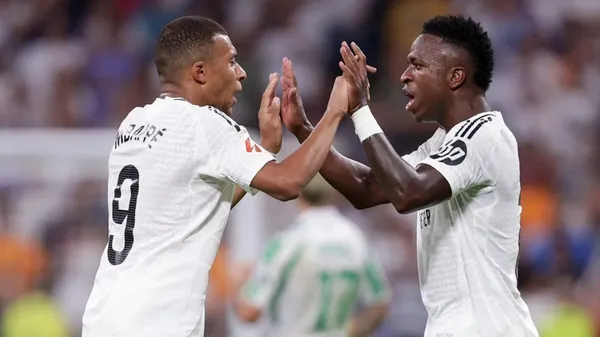 Mbappé e Vinicius Jr. durante vitória do Real Madrid contra o Real Betis • Reprodução/X Real Madrid