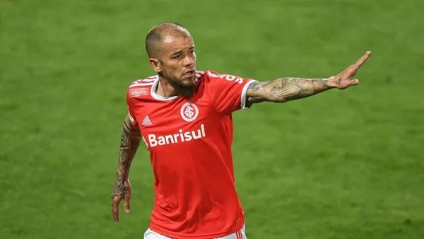 Meia argentino e despediu do Internacional após 12 anos de clube