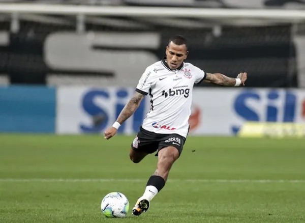 Meia foi o herói do clássico contra o São Paulo