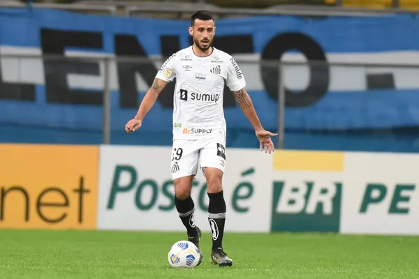 Meia trocou o Corinthians pelo Santos e já ganhou apelido