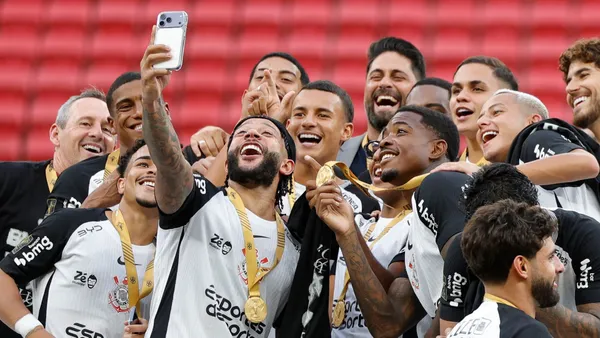 Memphis Depay comemora conquista da Supercopa Rei. Foto: Rafael Ribeiro/CBF