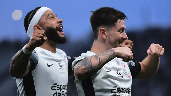 Memphis Depay e Rodrigo Garro, jogadores do Corinthians. Foto: Ettore Chiereguini/AGIF