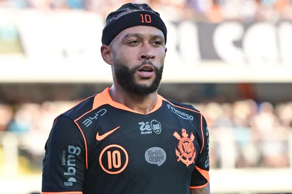 Memphis Depay jogador do Corinthians durante partida contra o Santos no estádio Vila Belmiro pelo campeonato Brasileiro A 2026. Foto: Jota Erre/AGIF